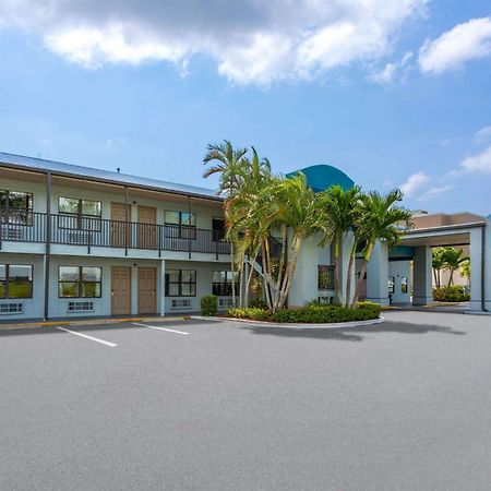 Baymont By Wyndham Punta Gorda/Port Charlotte Hotel Екстериор снимка