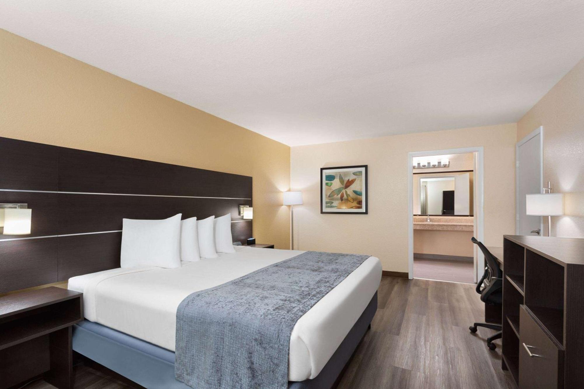 Baymont By Wyndham Punta Gorda/Port Charlotte Hotel Екстериор снимка