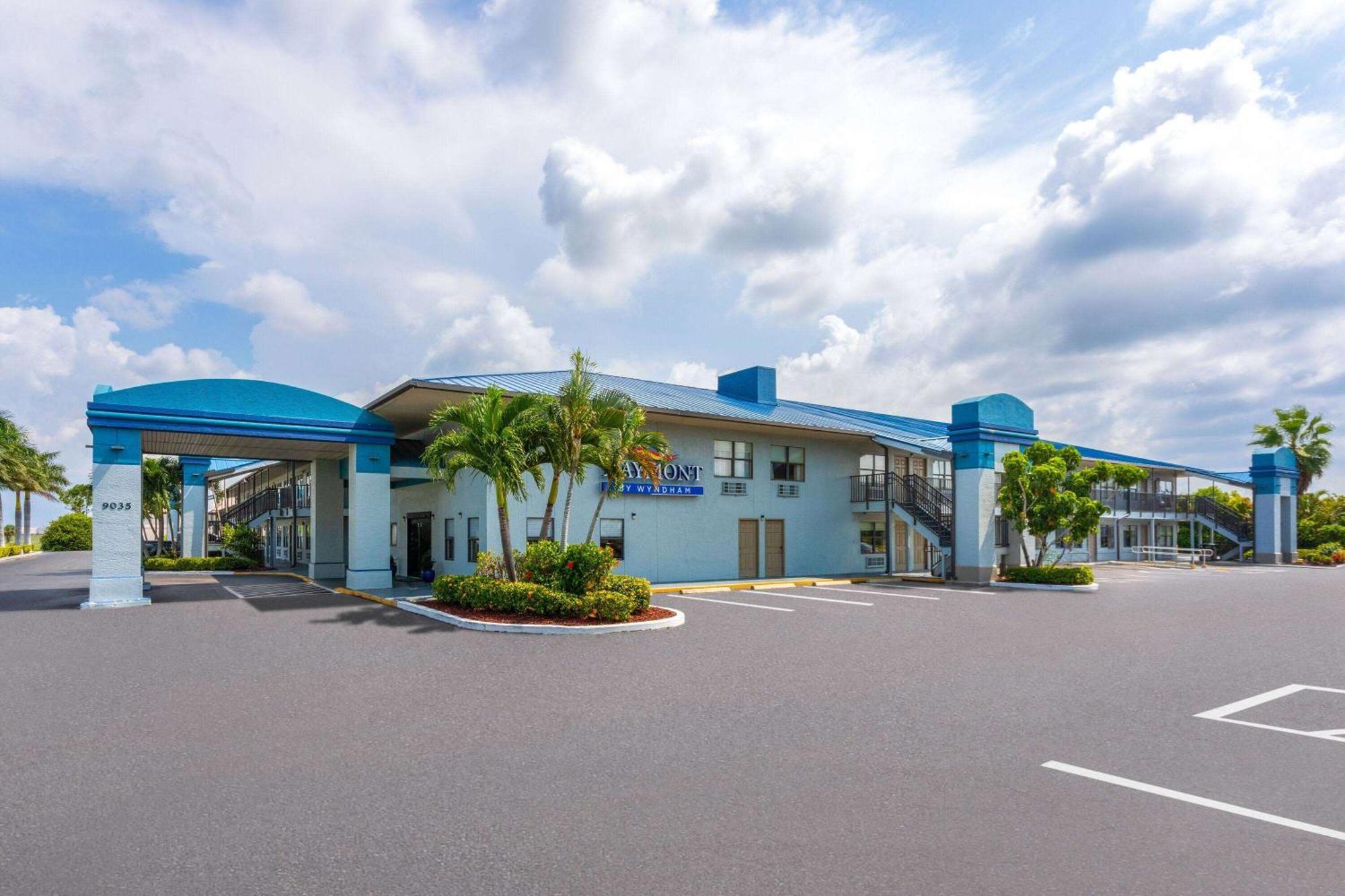 Baymont By Wyndham Punta Gorda/Port Charlotte Hotel Екстериор снимка