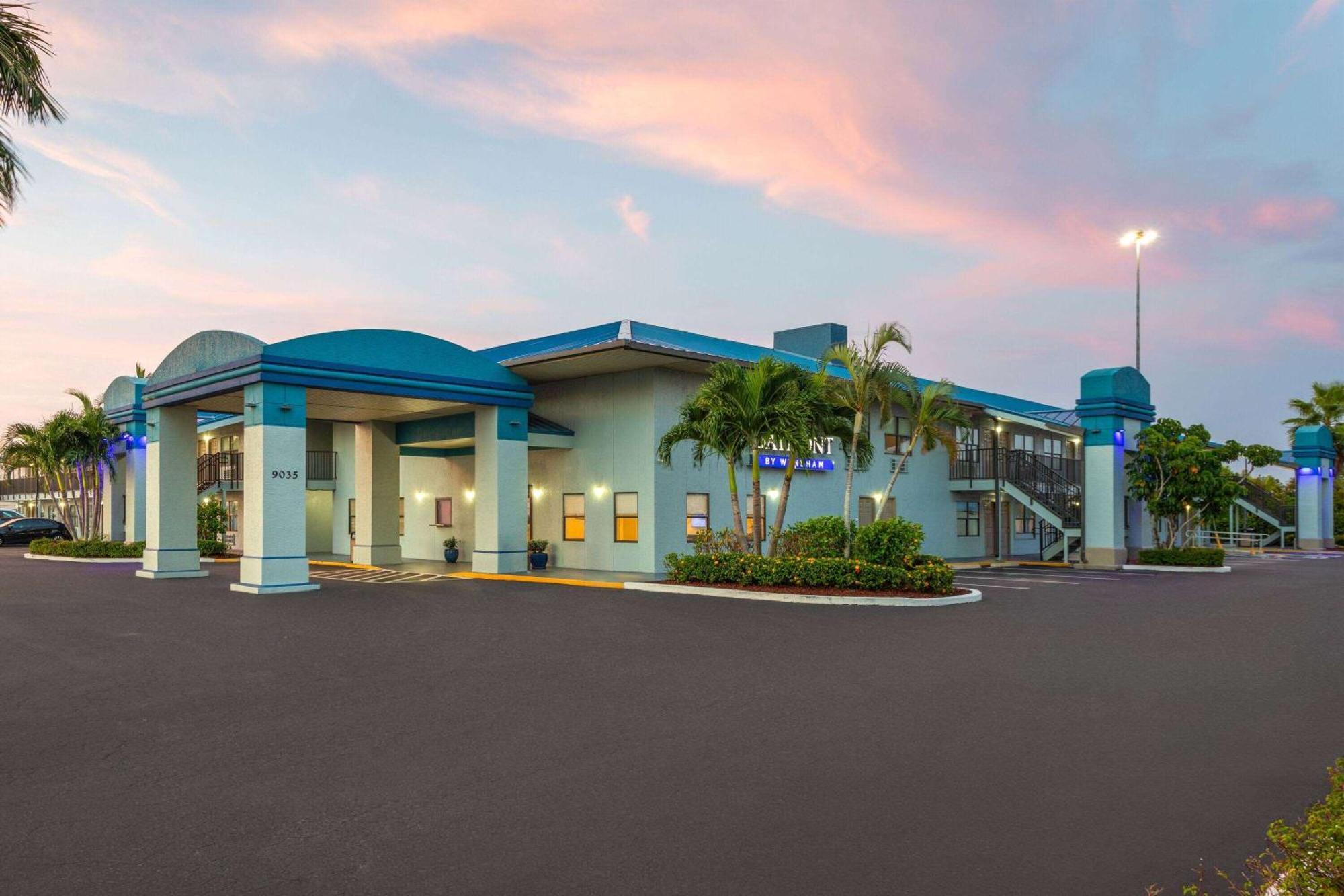 Baymont By Wyndham Punta Gorda/Port Charlotte Hotel Екстериор снимка