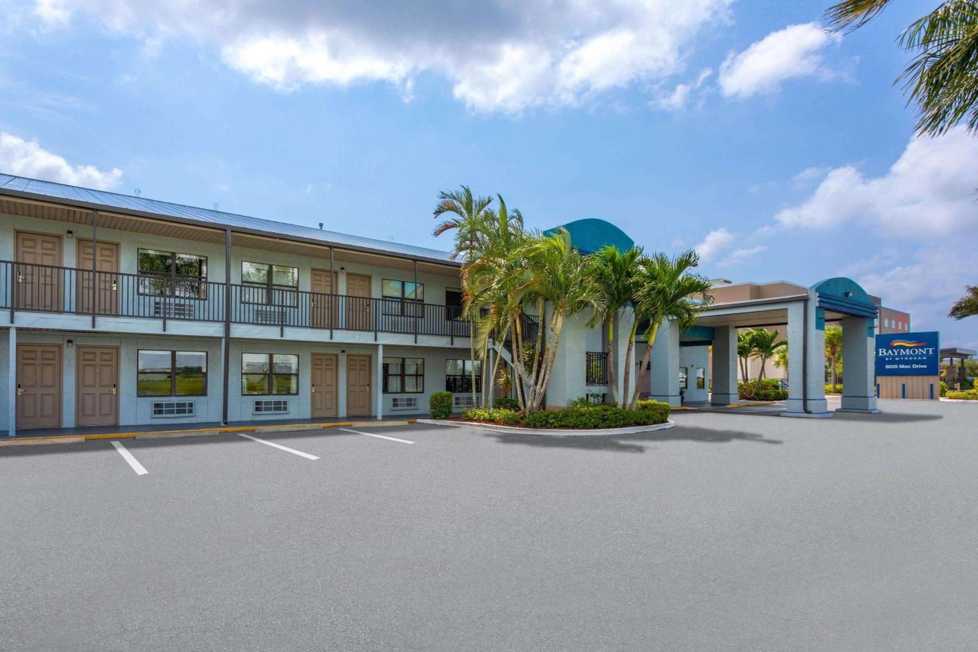 Baymont By Wyndham Punta Gorda/Port Charlotte Hotel Екстериор снимка