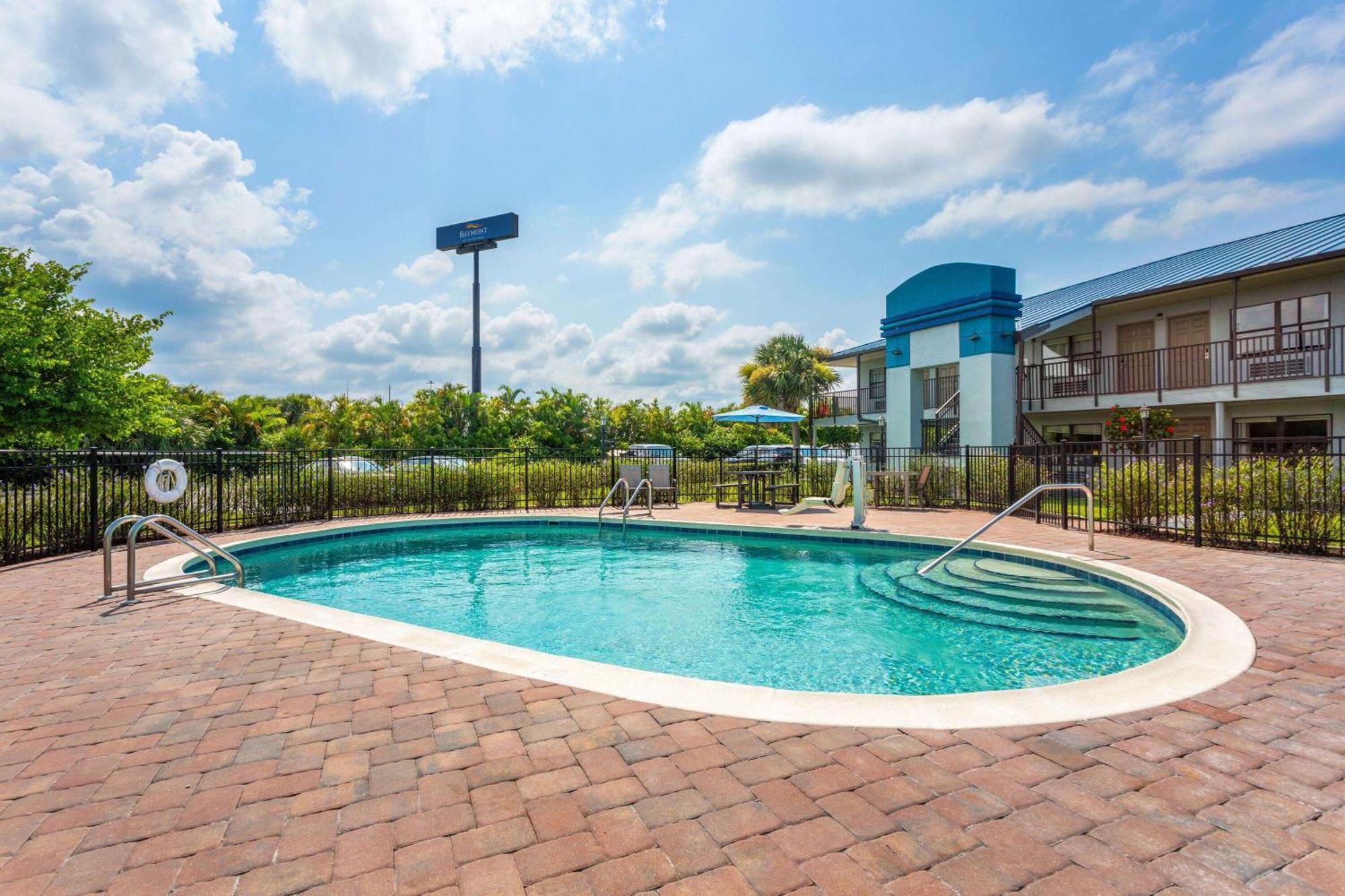 Baymont By Wyndham Punta Gorda/Port Charlotte Hotel Екстериор снимка
